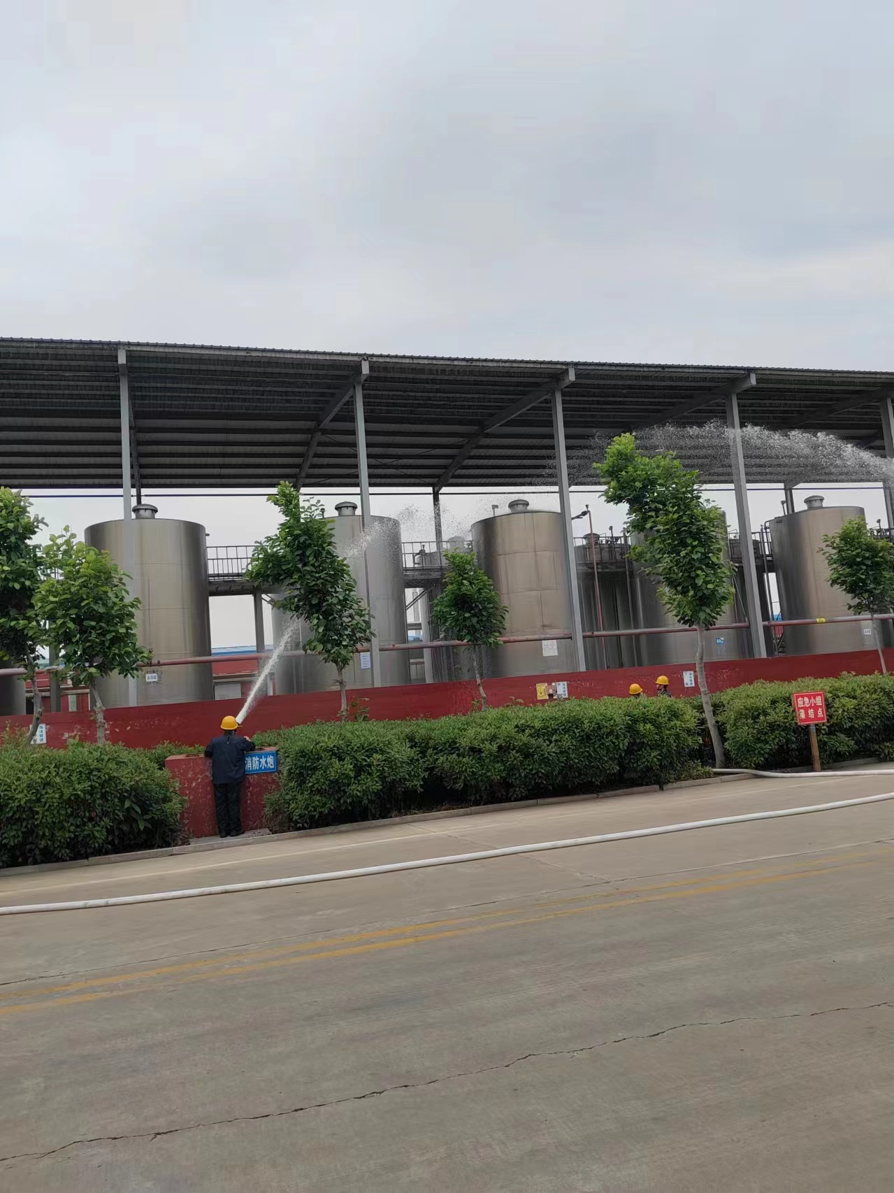 臨近的消防水炮