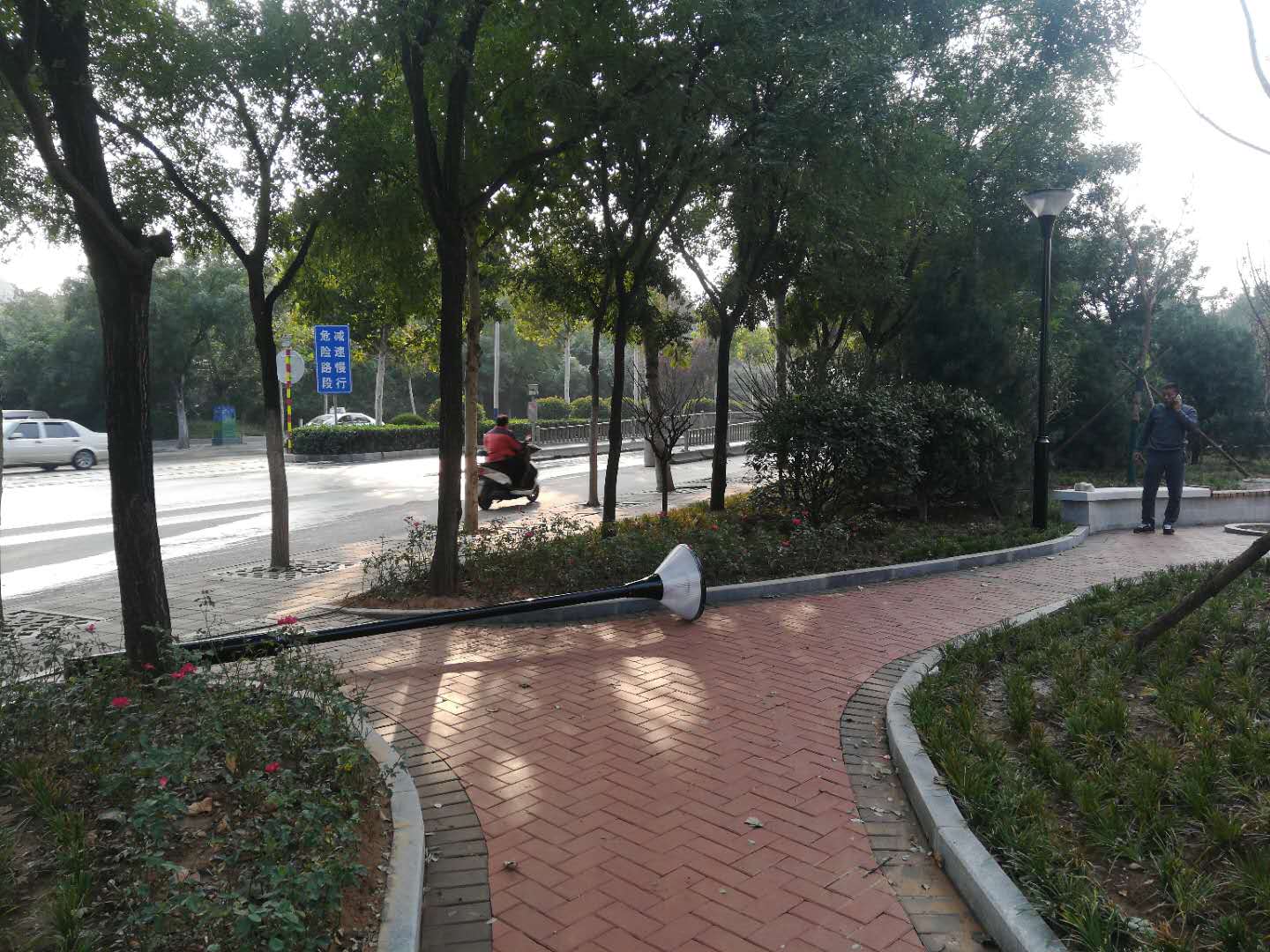 藍天御園一體化太陽能庭院燈案例